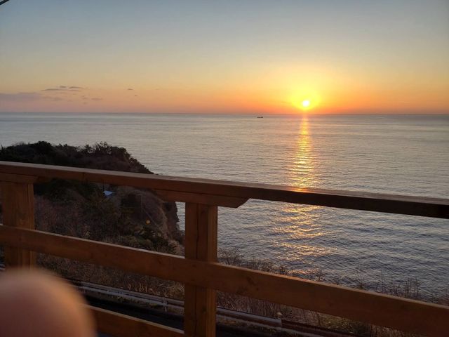 10月〜5月は海に沈んでゆく太陽が何ともいえないグラーデーションで景色を彩ります。_南伊豆 めぐみ荘のキャンプ場