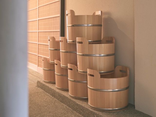 職人が一つ一つ手仕事で作ったヒノキの桶で
お客様ひとりひとりに足湯をお作り致します。_嵐湯 鎌倉別邸