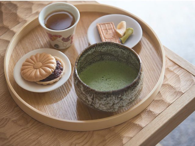 足湯に浸かりながらお飲み物とお茶菓子をお楽しみください。_嵐湯 鎌倉別邸