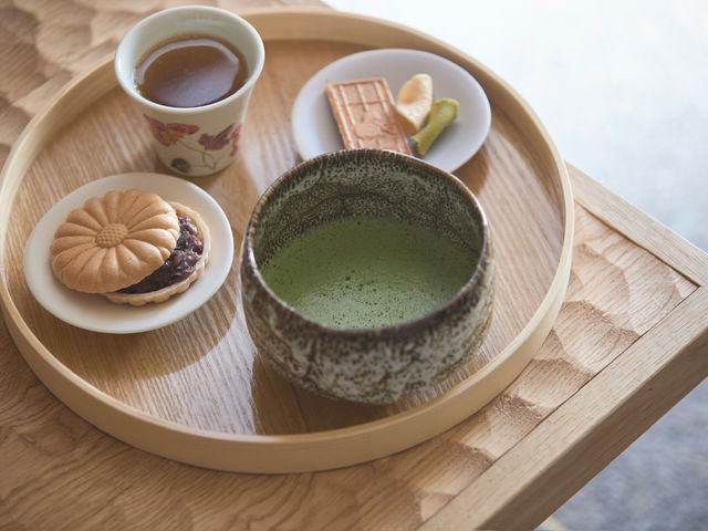 足湯カフェではお好みのドリンクを選んで頂けます。_嵐湯 鎌倉別邸