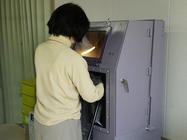 サンドブラスト中の様子です_工房のぐさ