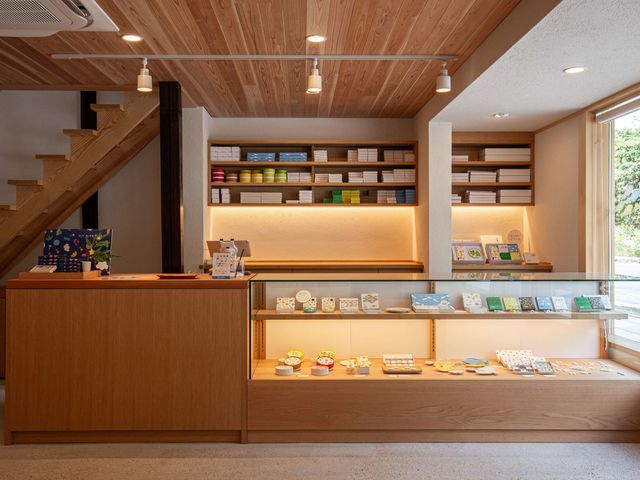 人をわくわくさせたり、しあわせにする和菓子。UCHU wagashiの落雁は、一つ一つ丁寧に手仕事で作っています。_UCHU wagashi 寺町本店
