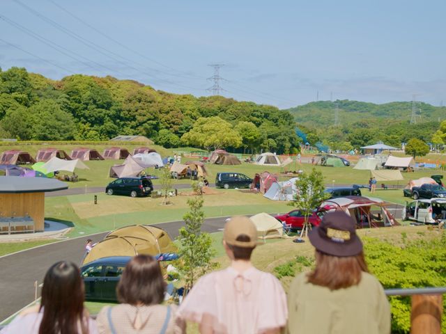 管理棟の展望デッキからキャンプ場が見渡せます♪_HIBIKINADA CAMP BASE