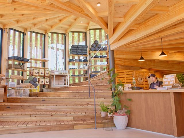 管理棟では薪や木炭、日用品を販売しております♪_HIBIKINADA CAMP BASE