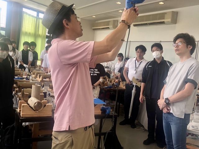 最初に道具の使い方をご説明しますので、安全に体験していただけます。力はそんなにいらないので、お子様でも作ることができます。_奈良 竹灯籠工房