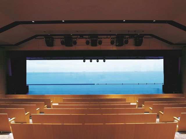 日本で唯一の「海の見える劇場」。海をバックに演目を鑑賞。_劇場 波乗亭