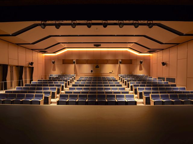 約200席の小劇場では、出演者の表情や息遣いなど、臨場感たっぷりのパフォーマンスが楽しめます。_劇場 波乗亭