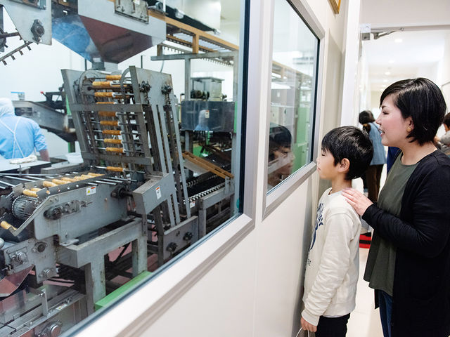 工場見学の様子_安岡蒲鉾 本社・工場