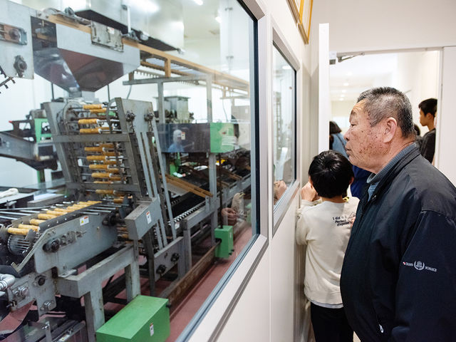 竹輪が作られている様子_安岡蒲鉾 本社・工場
