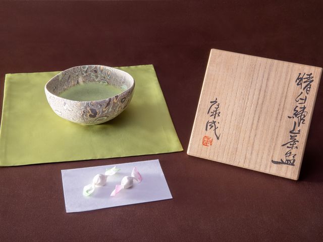 お抹茶:ドリンクサービスでお抹茶をご注文いただくと、人間国宝が作った茶碗でお茶をお点てします。_熱海山口美術館