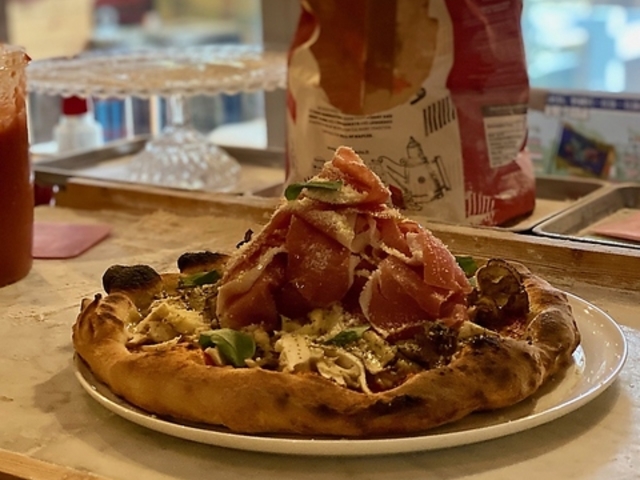 Pizzeria Fantasista ファンタジスタ 蓬莱の写真1