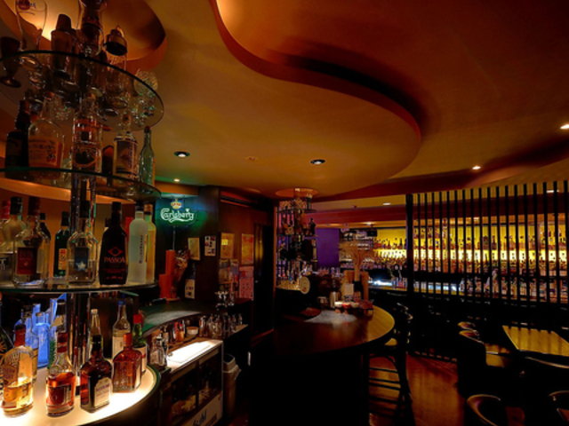 BEER & SCOTCH BAR THE EARTH ビアアンドスコッチバー ジアスの写真1