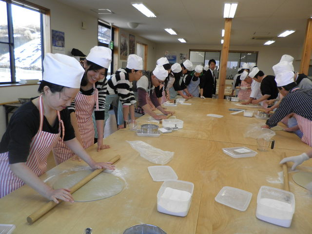 道場は広いので、グループでもワイワイと_諏訪そば打ち道場