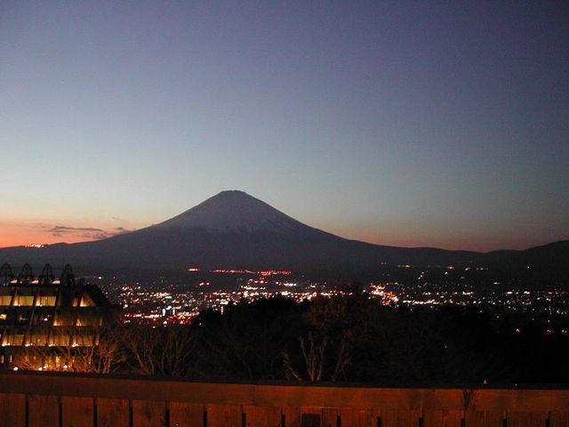 2階休憩処から市内夜景_富士八景の湯