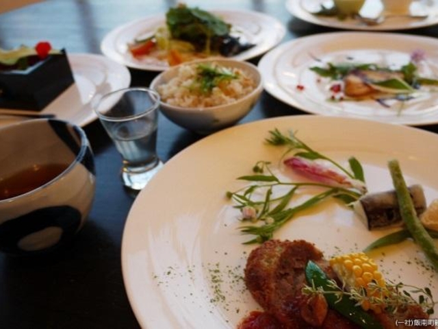 ミセスロビンフット_薬膳・野趣料理レストランミセス・ロビンフッド