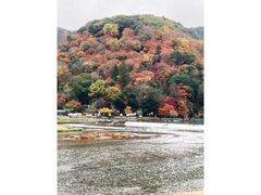 渡月橋からの紅葉の写真1
