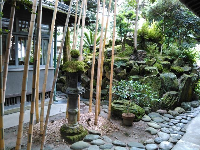苔むした岩は風情十分!_芳野旅館