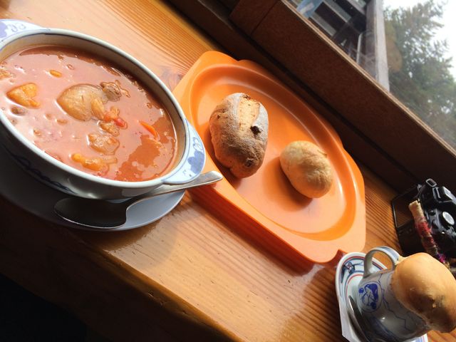 山頂にある横手山ヒュッテで食べるボルシチと手作りパンは最高です!_志賀高原横手山山頂