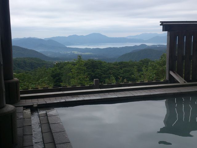 森林と田沢湖と山々が目の前にドカンと広がり、絶景がみれます。_アルパこまくさ