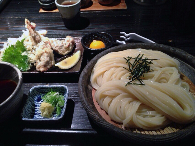 大盛りのうどんと鶏ササミてんぷら_手打ちうどん 山元麺蔵
