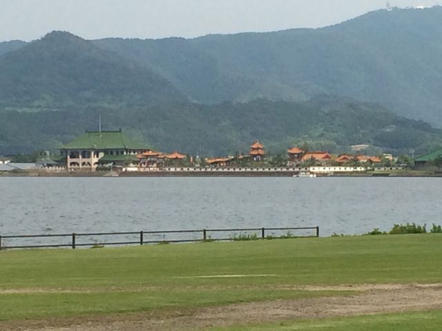 遠くに見える中国庭園_東郷湖