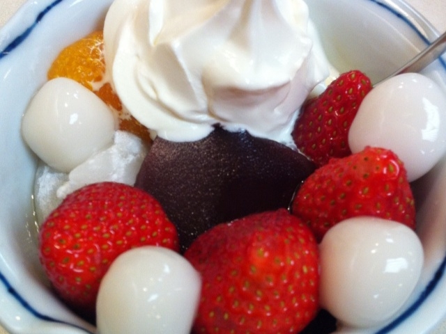 苺クリームあんみつ(+白玉トッピング)_あんみつみはし