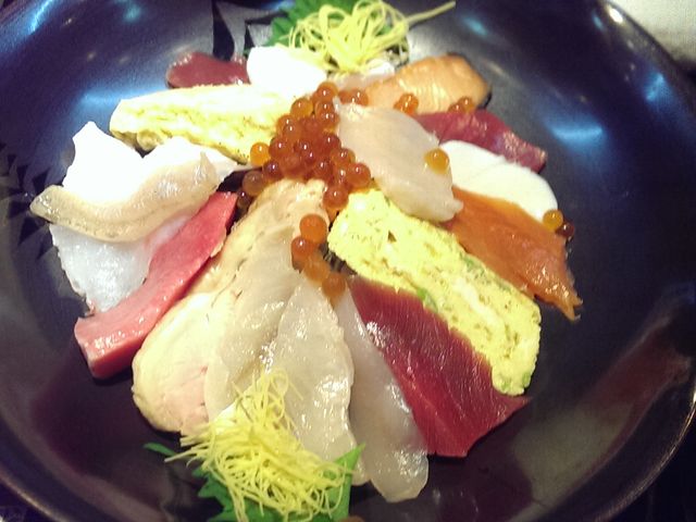 これが「だぁーまた丼」名前の由来を聞きそこなった!!
海鮮とお手製卵焼き、鶏肉までありました。_千渡里