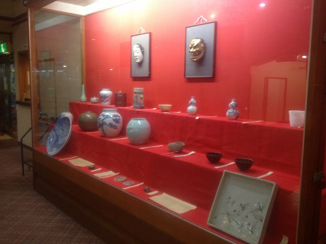ロビーにある作家さんの陶芸作品_久美浜温泉 湯元館