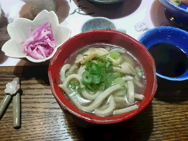 猪汁,ボタン鍋の締めのような美味さ。極太の田舎蕎麦もまた,あっている。_佐倉荘