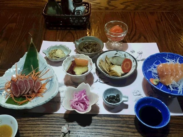 写真の8品目の他、焼き魚,ポタージュ,デザート,それに別プランで3品目がついてのボリュームに満足_佐倉荘