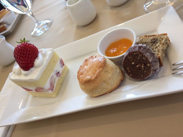 ケーキと 小菓子のセット_サロン・ド・テ ロザージュ