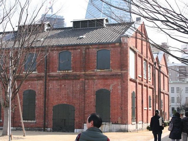 敷地内にはレンガ作りの昔ながらの建物もあり、公園の様になっています。_ノリタケの森