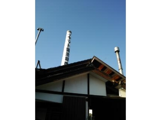 老舗らしいヤマト醤油の煙突_ヤマト・ひしほ蔵