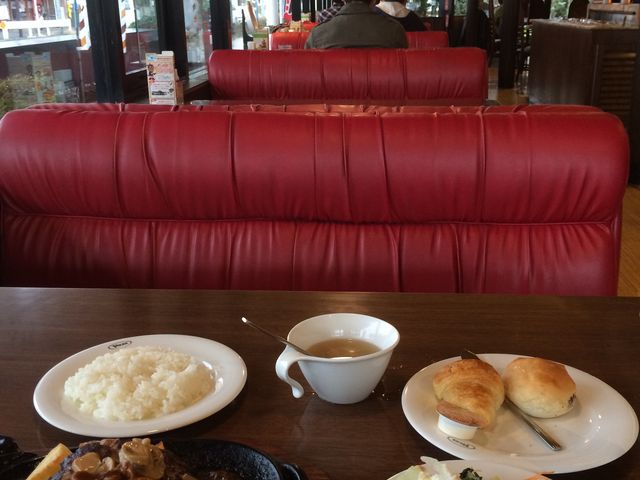 ハンバーグランチと店内_フォルクス 田無店