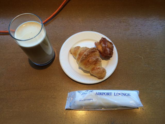 早朝のパンのサービス_エアポートラウンジ(北) 羽田空港第1ビル