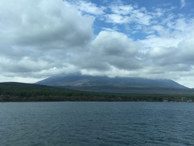 遊覧船から見た富士山。曇ってたのが残念!晴れてたら最高!_山中湖遊覧船 白鳥の湖