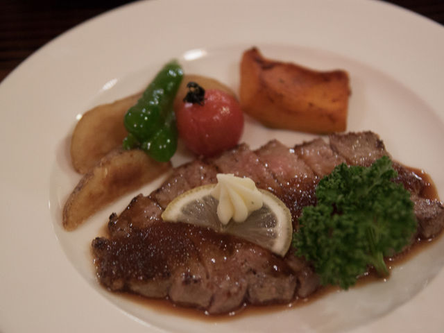 夜ご飯のステーキ_鶴居ノーザンビレッジ HOTEL TAITO