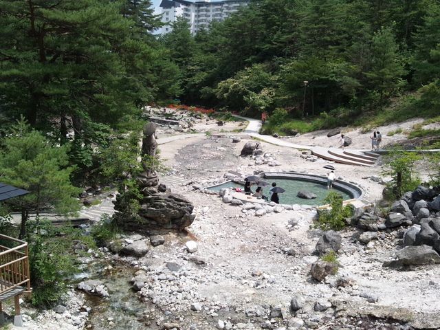 左手が東屋、中央が足湯です。_西の河原公園