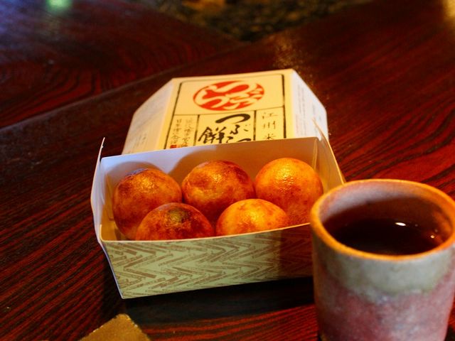 たこやきみたいなのがつぶら餅
外カリッ 中はあんこ_日牟禮ヴィレッジたねや
