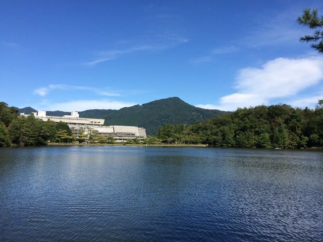 宝ヶ池側から国際会館を見たところ。むこうは比叡山。_国立京都国際会館