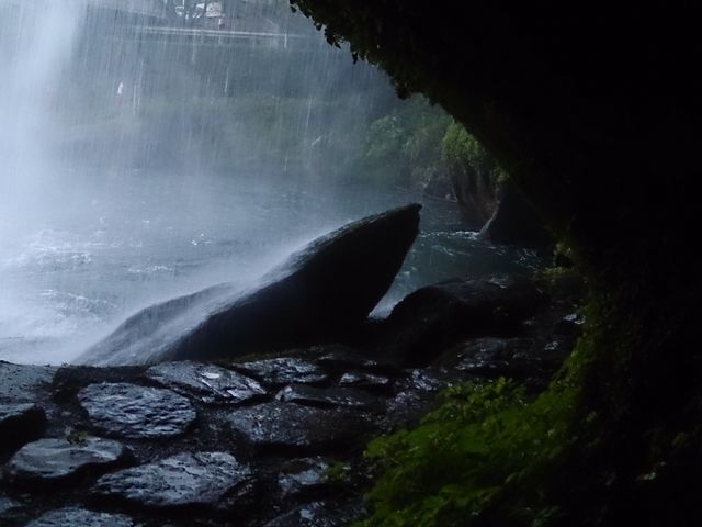 滝の裏側から。迫力あります!_慈恩の滝