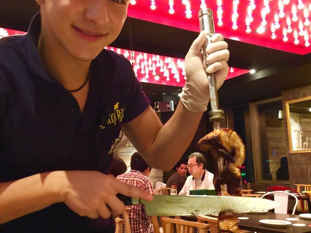ストップの札を置くまで、お肉をサーブしてくれます_GOCCHI BATTA ゴッチ バッタ 池袋西口 シュラスコ&ビアバー