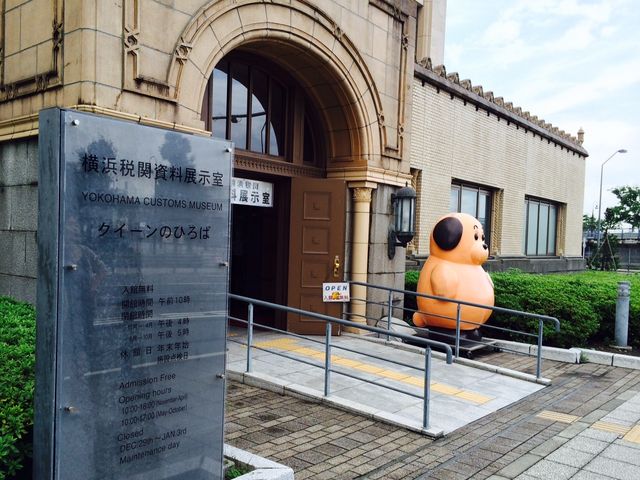 たたずむカスタム君がお出迎え。_横浜税関資料展示室「クイーンのひろば」