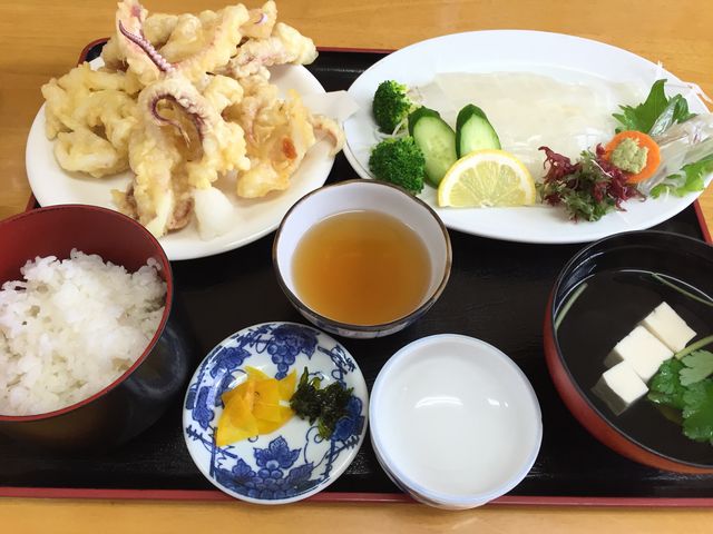 げそもダイナミックに天ぷらにしてくれました。_おおはま食事処