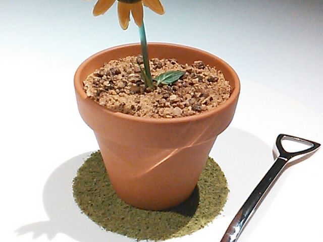 デザートのティラミス。花は飴でできている。スプーンはスコップの形!_ブレストンコート ユカワタン