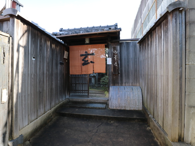 奥まった場所にひっそりと_玄