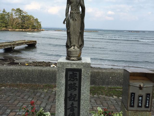 助三郎さん、鍋乃さん のために建てられた観音像_恋路海岸