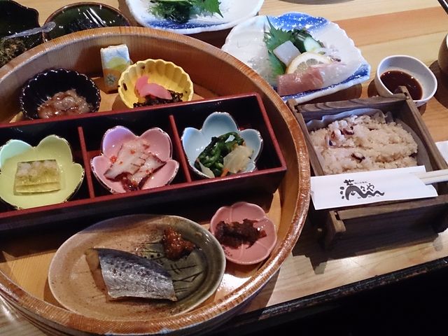 お昼のご飯です。たこめしちお刺身は現地感ありです_海人の宴処 満々や