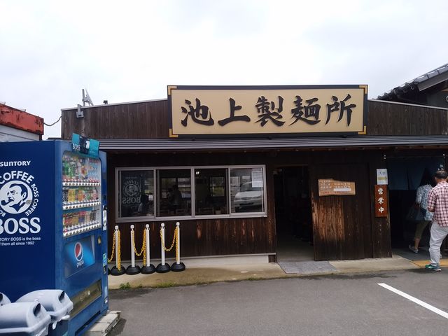 お店の外観です。入り口は右側!_池上製麺所