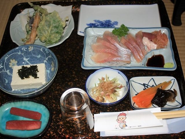 岩魚の刺身と山菜が絶品!
これに串焼きの岩魚、〆にご飯と味噌汁。_福本屋